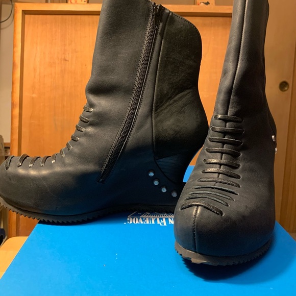 John Fluevog Black Conquer Maleika Studded Wedge Ankle Boots - Picture 4 of 7